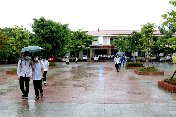 Các thí sinh tại điểm thi trường THPT Ninh Châu.