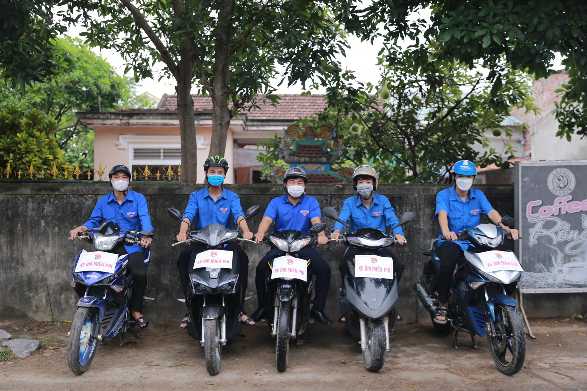 Lực lượng tình nguyện viên sẵn sàng đưa đón thí sinh miễn phí bằng xe máy