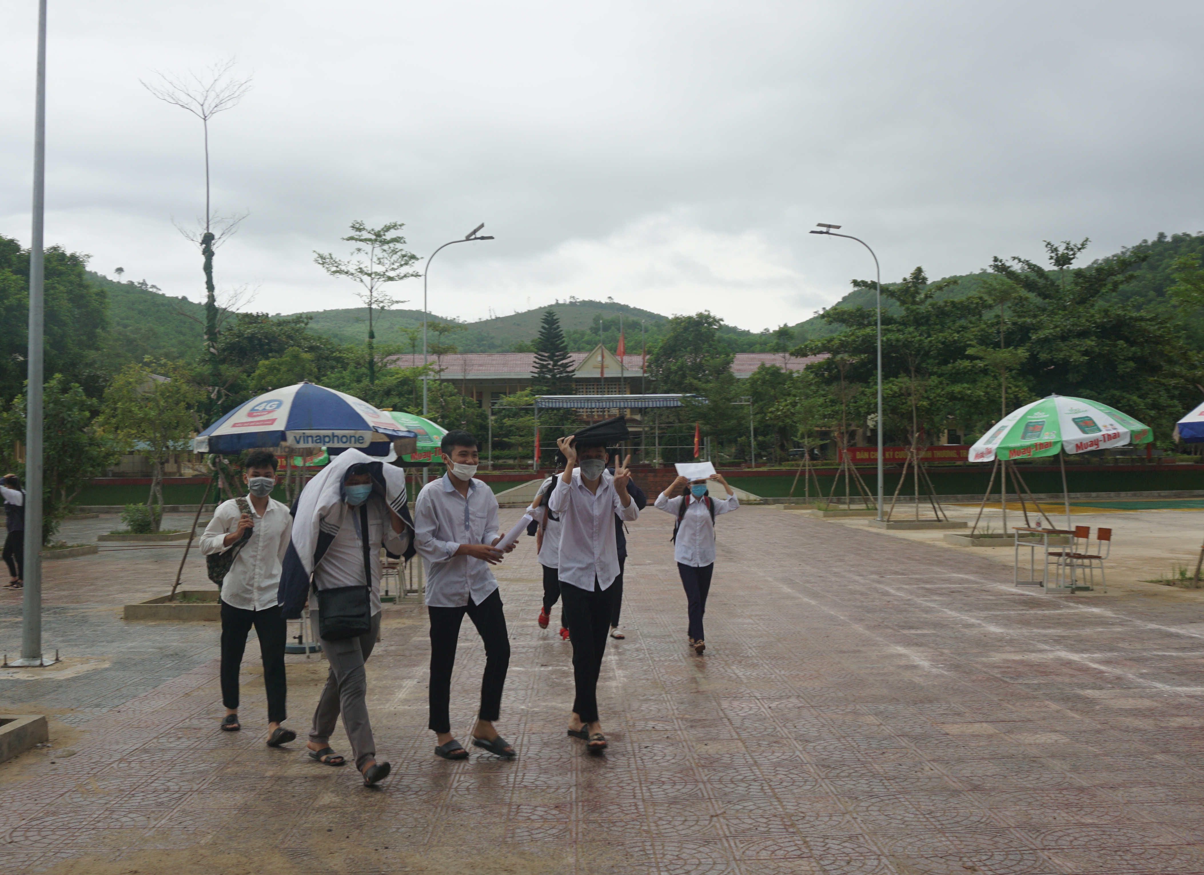 Các thí sinh tại điểm thi Trường THPT Minh Hóa sau khi kết thúc ngày thi đầu tiên.
