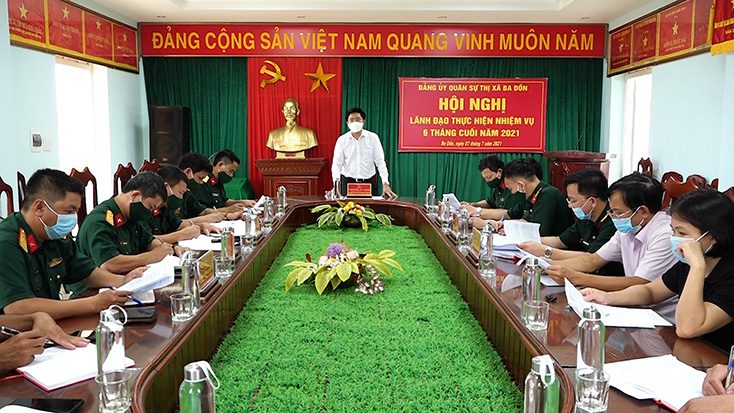 Đồng chí Bí thư Thị ủy Ba Đồn Trương An Ninh phát biểu tại hội nghị.