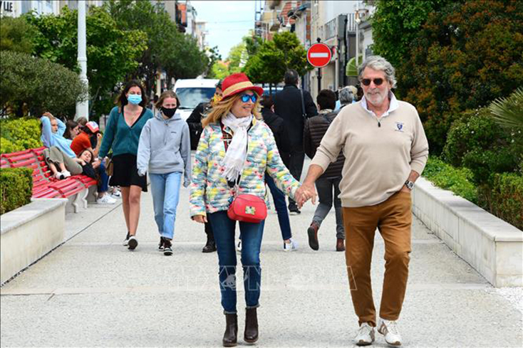  Người dân di dạo tại Arcachon, tây nam nước Pháp. Ảnh: AFP/TTXVN