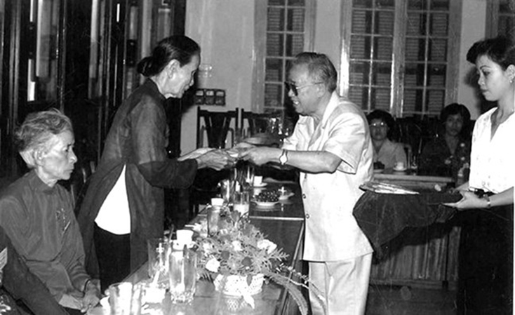 Chủ tịch Lê Quang Đạo tiếp đoàn đại biểu Mẹ Việt Nam Anh hùng đến thăm MTTQ Việt Nam vào năm 1998. Ảnh: Tư liệu 