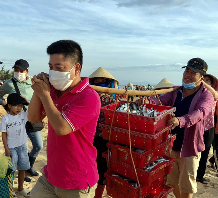 Cá nục tươi được chọn mua ngay tại bãi biển, khi ngư dân vừa đánh bắt vào bờ.