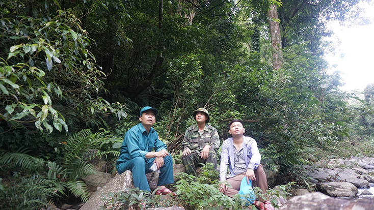 Phút nghỉ ngơi bên trên đường tuần rừng của lực lượng BVR ở Ban QLRPH Minh Hóa.