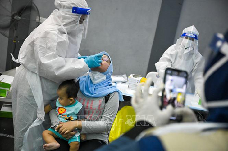 Một điểm xét nghiệm COVID-19 tại Shah Alam, ngoại ô Kuala Lumpur, Malaysia. Ảnh: AFP/TTXVN