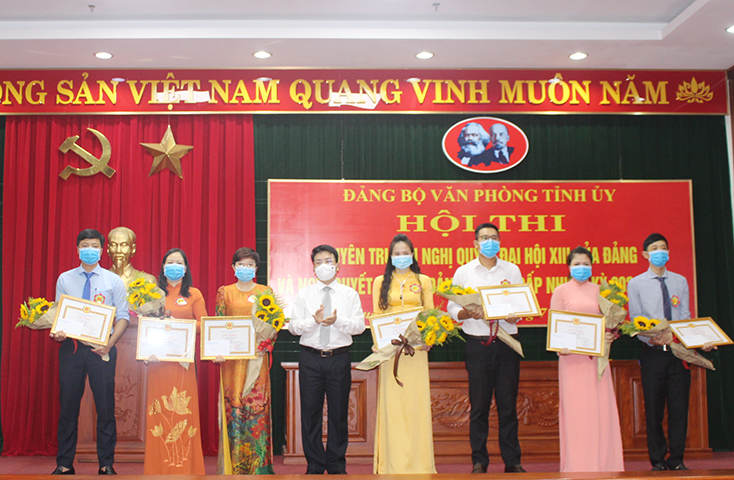 Đồng chí Phan Thanh Cường, Bí thư Đảng bộ Văn phòng Tỉnh ủy trao giải cho các thí sinh dự thi.