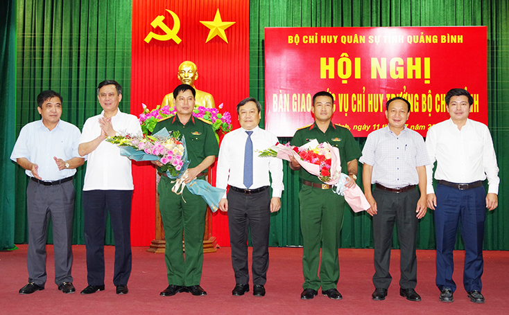 Các đồng chí lãnh đạo tỉnh tặng hoa chúc mừng đồng chí Đại tá Lê Văn Vỹ và Thượng tá Đoàn Sinh Hòa được Bộ Quốc phòng bộ nhiệm giữ các chức vụ mới.