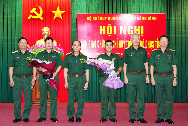 Các đồng chí Thường vụ Đảng ủy, Thủ trưởng Bộ Tư lệnh Quân khu 4 tặng hoa chúc mừng đồng chí Đại tá Lê Văn Vỹ và Thượng tá Đoàn Sinh Hòa.