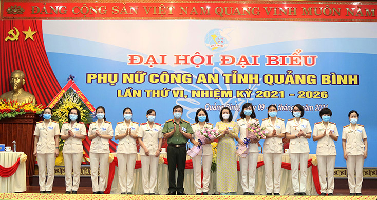 Đồng chí Giám đốc Công an tỉnh Nguyễn Tiến Nam tặng hoa chúc mừng BCH Hội Phụ nữ Công an tỉnh khóa VI, nhiệm kỳ 2021-2026.