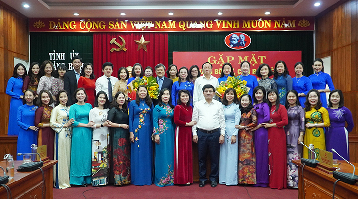 Các đồng chí lãnh đạo tỉnh chụp ảnh lưu niệm cùng cán bộ nữ, cán bộ trẻ.
