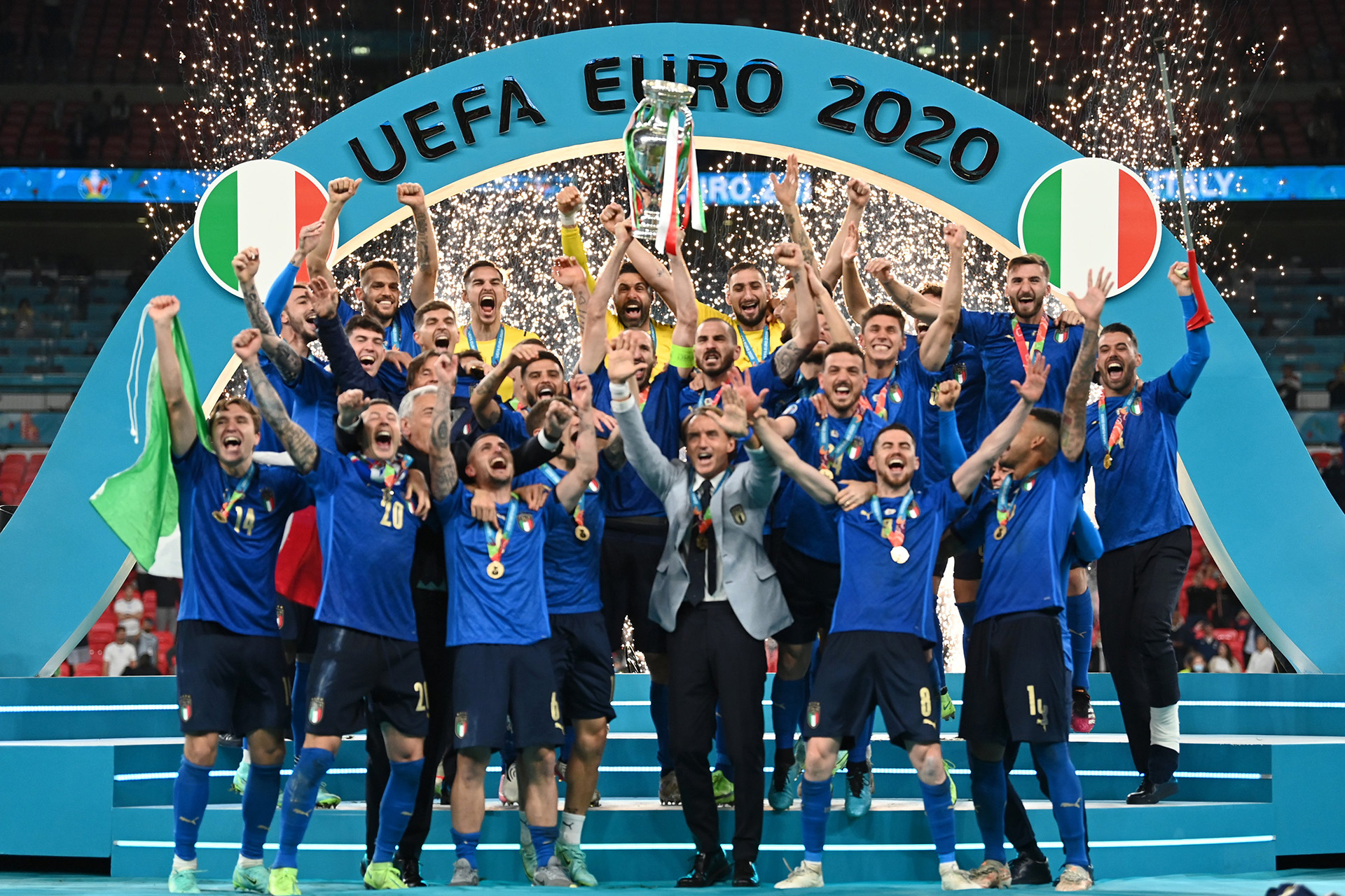 Huấn luyện viên Roberto Mancini nâng cao chiếc Cúp vô địch EURO 2020 cùng các học trò tuyển Italia. (Ảnh: UEFA)