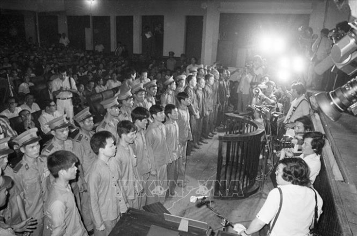 Tháng 12-1984, tại TP Hồ Chí Minh, Tòa án nhân dân Tối cao mở phiên tòa công khai xét xử sơ thẩm vụ án tổ chức phản động do Lê Quốc Túy, Mai Văn Hạnh cầm đầu, bị lực lượng An ninh triệt xóa trong kế hoạch CM12. Đây là một chiến công tiêu biểu của lực lượng An ninh trong hoạt động phản gián cuối năm 1980. Ảnh: Văn Khánh/TTXVN