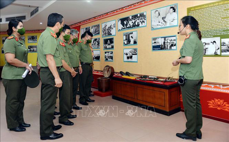 Các đại biểu tham quan triển lãm “75 năm ngày truyền thống lực lượng An ninh nhân dân Việt Nam Anh hùng”. Ảnh: Phạm Kiên/TTXVN