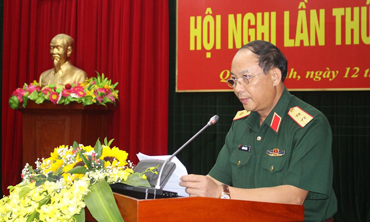 Đồng chí Trung tướng Trần Võ Dũng, Bí thư Đảng ủy, Chính ủy Quân khu 4 phát biểu tại hội nghị.