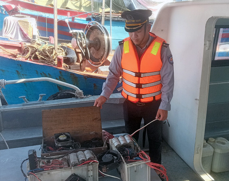 Lực lượng thanh tra của Chi cục Thủy sản phát hiện tàu cá tàng trữ công cụ kích điện để khai thác thủy sản trái phép.