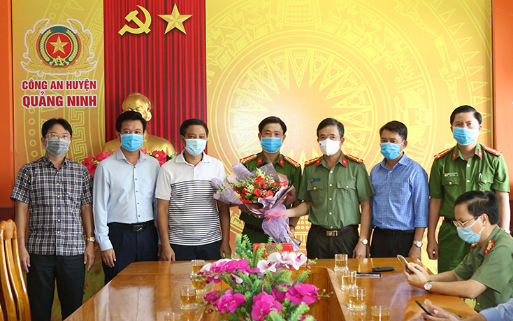 Đại tá Nguyễn Tiến Nam, Giám đốc Công an tỉnh thưởng nóng cho Ban Chuyên án.