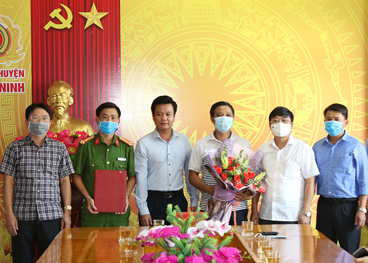 Lãnh đạo huyện Quảng Ninh thưởng nóng cho Ban Chuyên án.