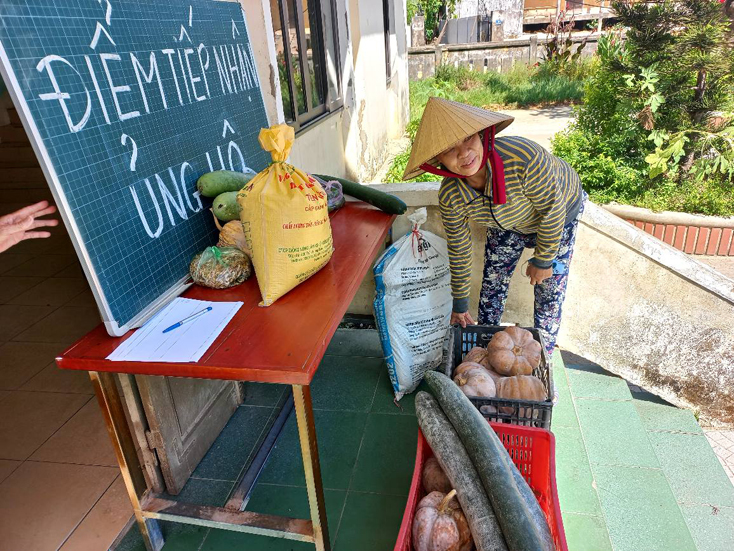 Trên địa bàn huyện Lệ Thủy có hàng chục điểm tiếp nhận lương thực, thực phẩm ủng hộ vùng dịch