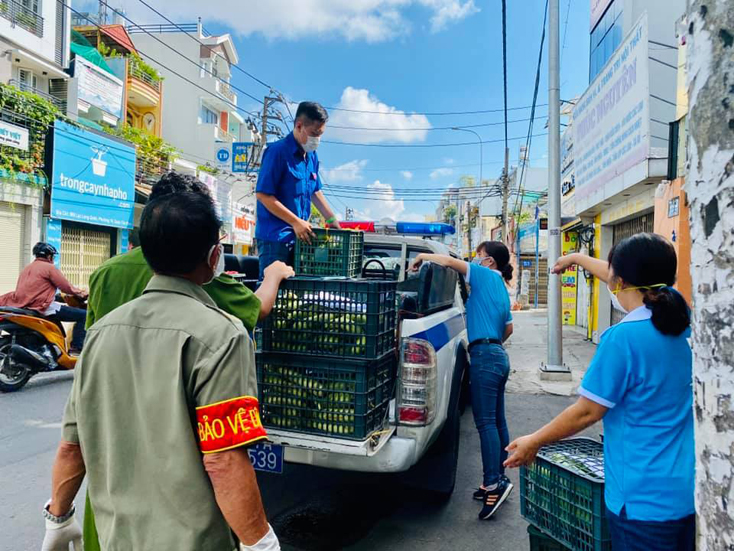 Thực phẩm của bà con xã Hồng Thủy đã được Hội LHPN quận Tân Bình TP. Hồ Chí Minh tiếp nhận