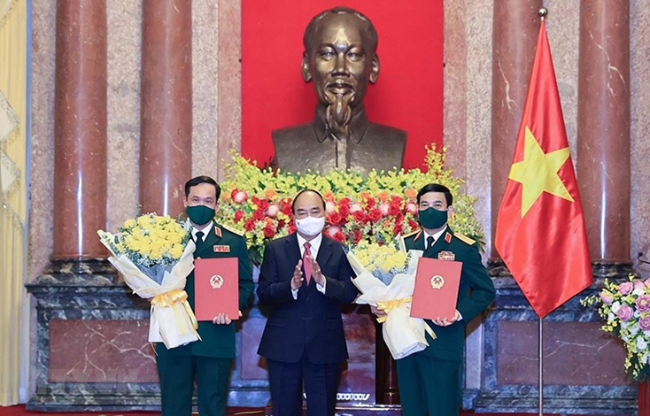 Chủ tịch nước Nguyễn Xuân Phúc trao Quyết định thăng quân hàm cho Bộ trưởng Bộ Quốc phòng Phan Văn Giang và Thứ trưởng Bộ Quốc phòng Vũ Hải Sản.  