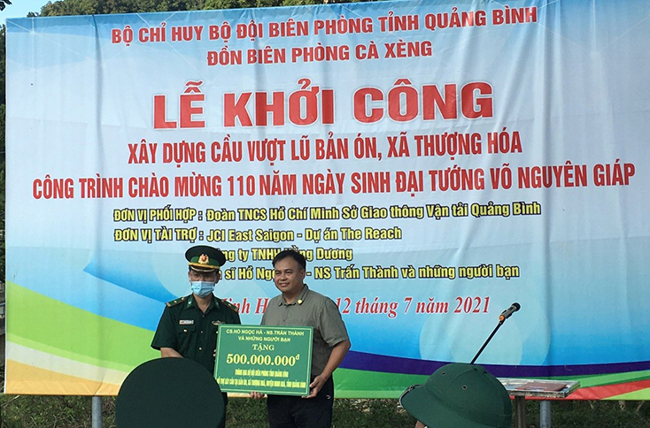 Đại diện lãnh đạo Bộ Chỉ huy bộ đội Biên phòng tỉnh tiếp nhận sự hỗ trợ từ các nhà hảo tâm đóng góp xây dựng cần dân sinh bản Ón, xã Thượng Hóa, Huyện Minh Hóa.