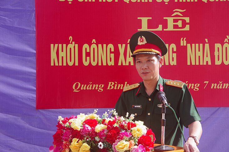 Thượng tá Đinh Xuân Hướng, Phó Chính ủy Bộ CHQS tỉnh phát biểu tại buổi lễ.