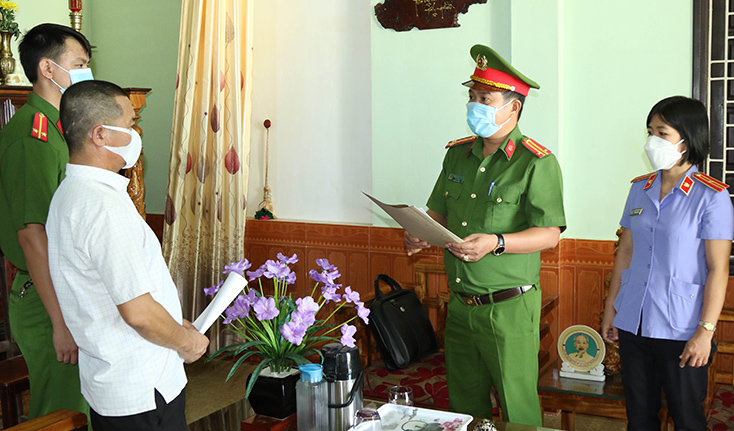 Tống đạt quyết định khởi tố vụ án, khởi tố bị can đối và lệnh cấm đi khỏi nơi cư trú đối với Nguyễn Văn Hiền