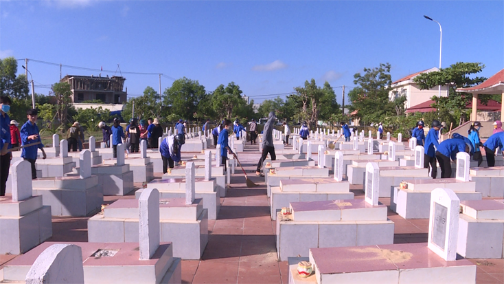 Lực lượng đoàn viên thanh niên huyện Quảng Trạch quét dọn, vệ sinh môi trường tại nghĩa trang liệt sỹ. 