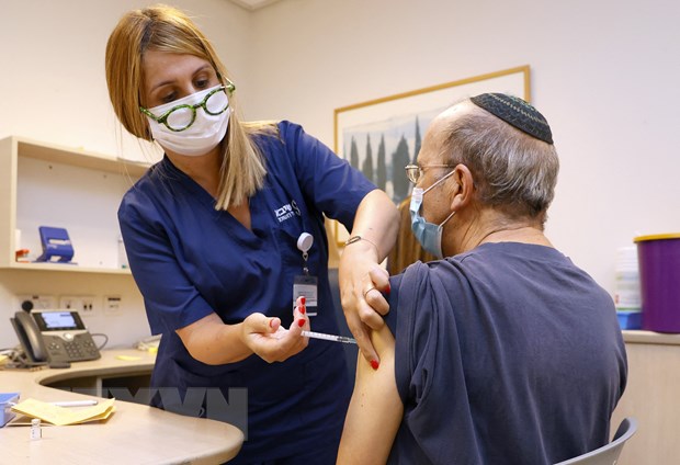 Người dân được tiêm mũi vaccine Pfizer/BioNTech ngừa COVID-19 thứ ba tại Tel Aviv, Israel ngày 12-7-2021. (Ảnh: AFP/TTXVN)