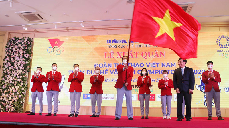 Phó Thủ tướng Phạm Bình Minh trao cờ cho Trưởng đoàn thể thao Việt Nam dự Olympic Tokyo 2020.