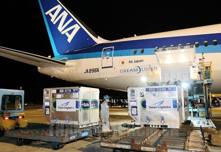 Gần 1 triệu liều vắc-xin phòng COVID-19 của Chính phủ Nhật Bản hỗ trợ được vận chuyển về sân bay Nội Bài tối 16-6 