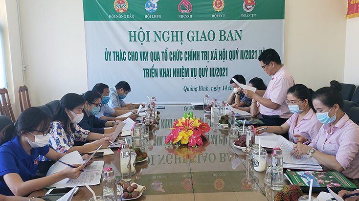 Đại diện NHCSXH tỉnh báo cáo tình hình hoạt động ủy thác cho vay qua các tổ chức chính trị-xã hội quý II-2021.