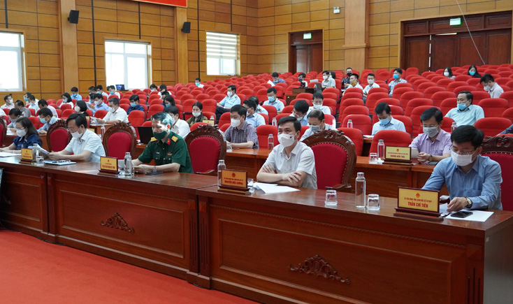 Các đại biểu tham dự phiên họp tại điểm cầu trực tuyến của tỉnh.