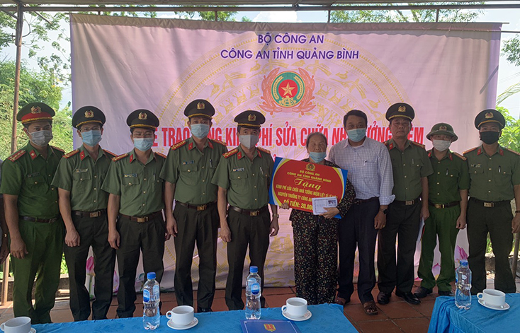 Đại tá Nguyễn Tiến Nam, Ủy viên Ban Thường vụ Tỉnh ủy, Giám đốc Công an tỉnh và đoàn công tác trao kinh phí sửa chữa nhà tưởng niệm Liệt sĩ CAND Lê Viên.