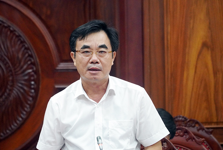 Đồng chí Nguyễn Lương Bình, Ủy viên Ban Thường vụ, Trưởng ban Nội chính Tỉnh ủy, Phó trưởng ban thường trực Ban Chỉ đạo CCTP tỉnh phát biểu tại hội nghị.  