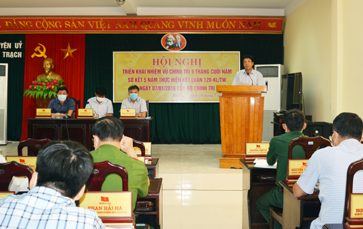 Phó Chủ tịch Thường trực HĐND tỉnh Nguyễn Công Huấn ghi nhận và biểu dương những kết quả đạt được của Đảng bộ huyện Bố Trạch.