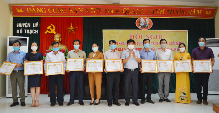 Đồng chí Bí thư Huyện ủy Bố Trạch Lê Công Toán trao giấy khen tặng các tập thể đạt thành tích xuất sắc trong thực hiện Kết luận số 120- KL/TW của Bộ Chính trị (khóa XI), giai đoạn 2016-2020.