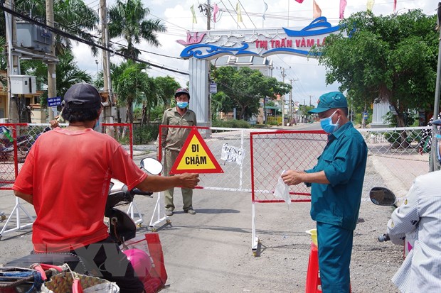 Một chốt kiểm soát dịch COVID-19 tại thị trấn Vàm Láng, tỉnh Tiền Giang. (Ảnh: TTXVN)