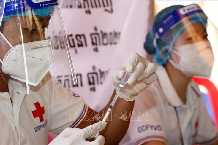 Nhân viên y tế tiêm vaccine ngừa COVID-19 cho người dân tại Phnom Penh, Campuchia. Ảnh: THX/TTXVN