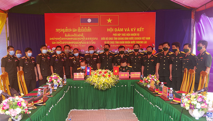 Đại diện Bộ CHQS tỉnh Quảng Bình và Khăm Muộn ký kết biên bản phối hợp thực hiện nhiệm vụ quân sự, quốc phòng năm 2021.