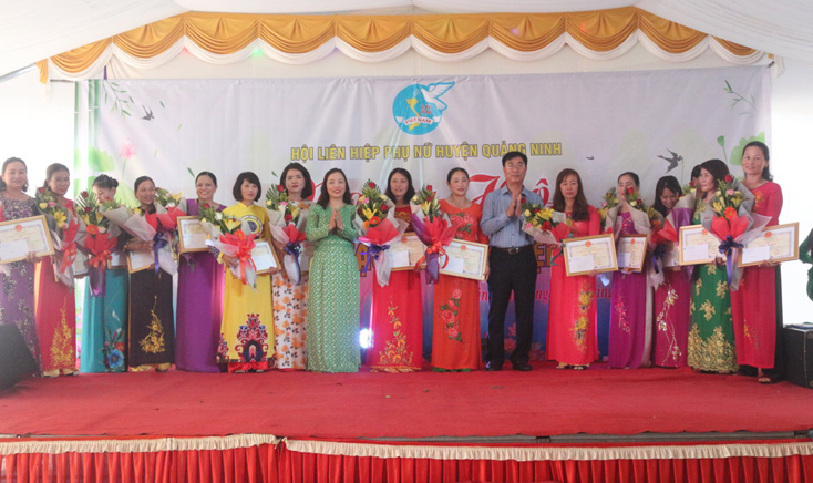 Lãnh đạo huyện Quảng Ninh tuyên dương, khen thưởng các gương phụ nữ điển hình trong phát triển kinh tế.