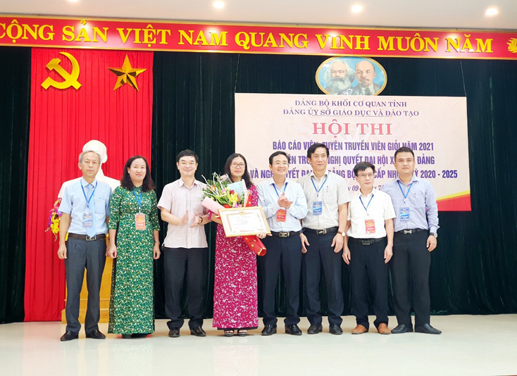  Ban tổ chức tặng hoa chúc mừng báo cáo viên đoạt giải nhất hội thi.