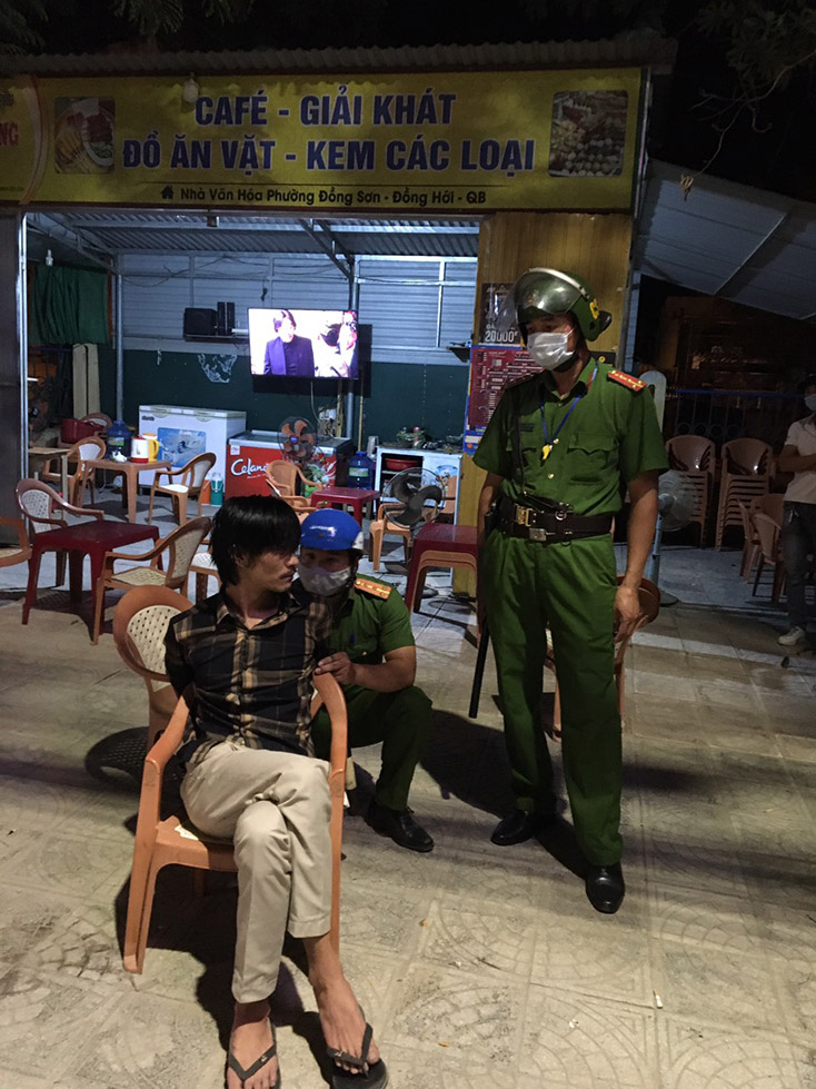 Đối tượng Nguyễn Trường An bị lực lượng cảnh sát khống chế sau khi gây án.