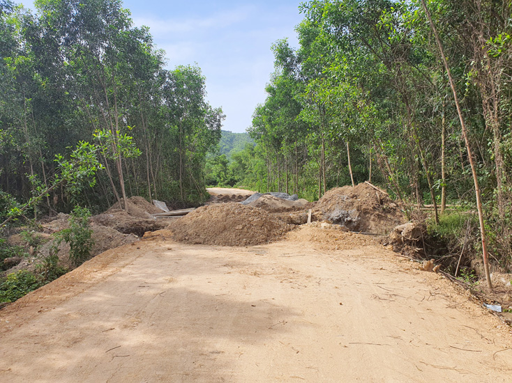 Một công trình đường giao thông đang tạm dừng thi công do vướng giải phóng mặt bằng.