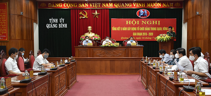 Các đồng chí Thường trực Tỉnh ủy chủ trì hội nghị.