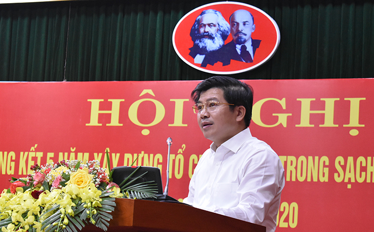  Đồng chí Trưởng ban Tổ chức Tỉnh ủy Trần Vũ Khiêm trình bày báo cáo tổng kết 5 năm xây dựng tổ chức đảng TSVM.