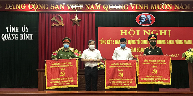 Đồng chí Bí thư Tỉnh ủy Vũ Đại Thắng tặng Cờ thi đua cho các tập thể.