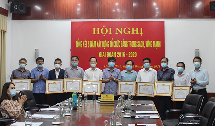 Lãnh đạo Đảng ủy Khối Các cơ quan tỉnh trao bằng khen của Ban Thường vụ Tỉnh ủy cho các cá nhân, tập thể đạt thành tích xuất sắc trực thuộc Đảng ủy Khối Các cơ quan tỉnh.