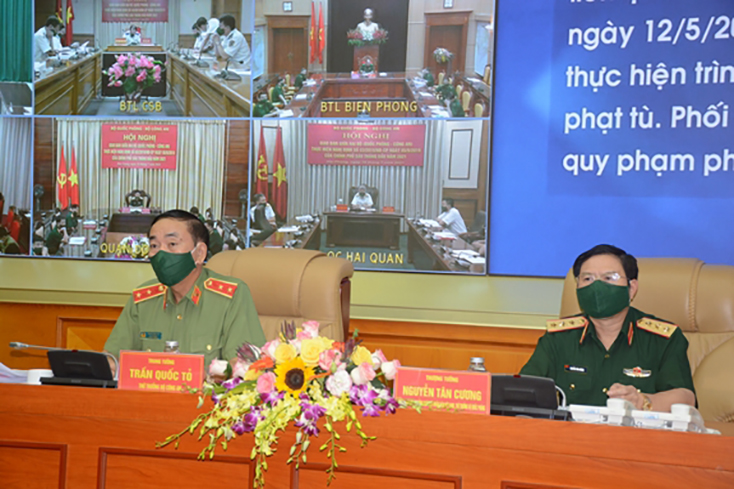 Thượng tướng Nguyễn Tân Cương và Trung tướng Trần Quốc Tỏ đồng chủ trì hội nghị.