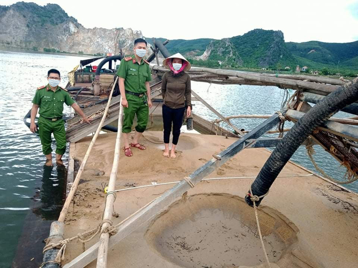 Lực lượng chức năng phát hiện thuyền của đối tượng Hoàng Thị Lành đang khai thác cát trái phép trên tuyến sông Gianh, đoạn qua xã Liên Trường.